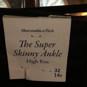 A&F The Super Skinny Ankle HighRise 32 black denim raw hem